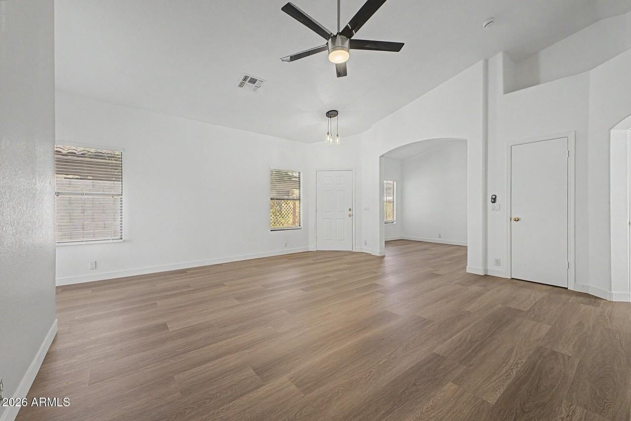 8868 W Laurel Ln - Photo 6 of 35