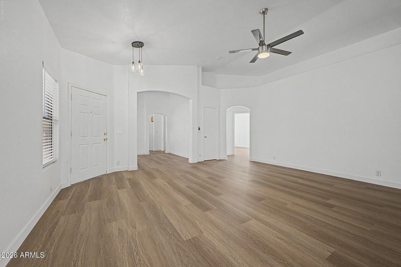 8868 W Laurel Ln - Photo 7 of 35
