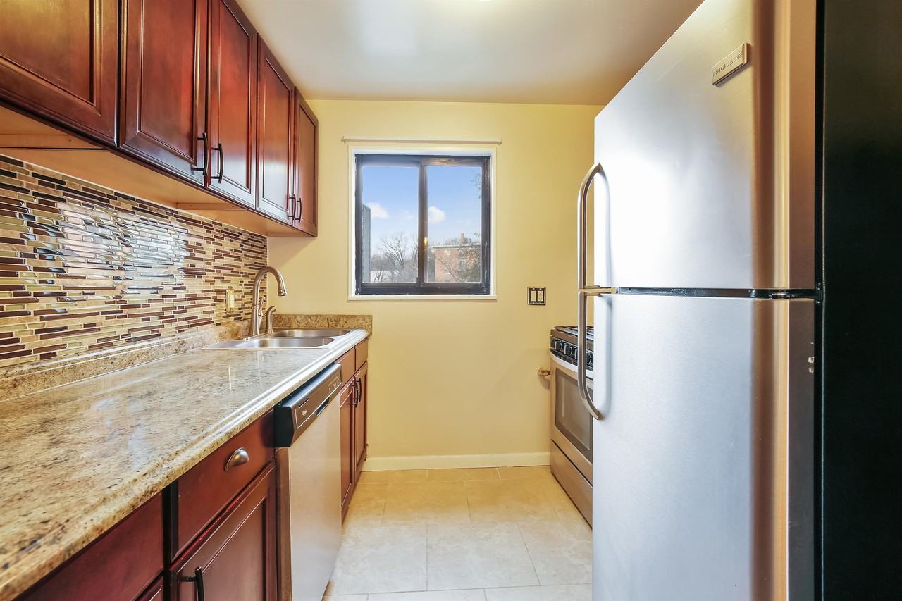 7611 Maple Ave - Photo 4 of 24