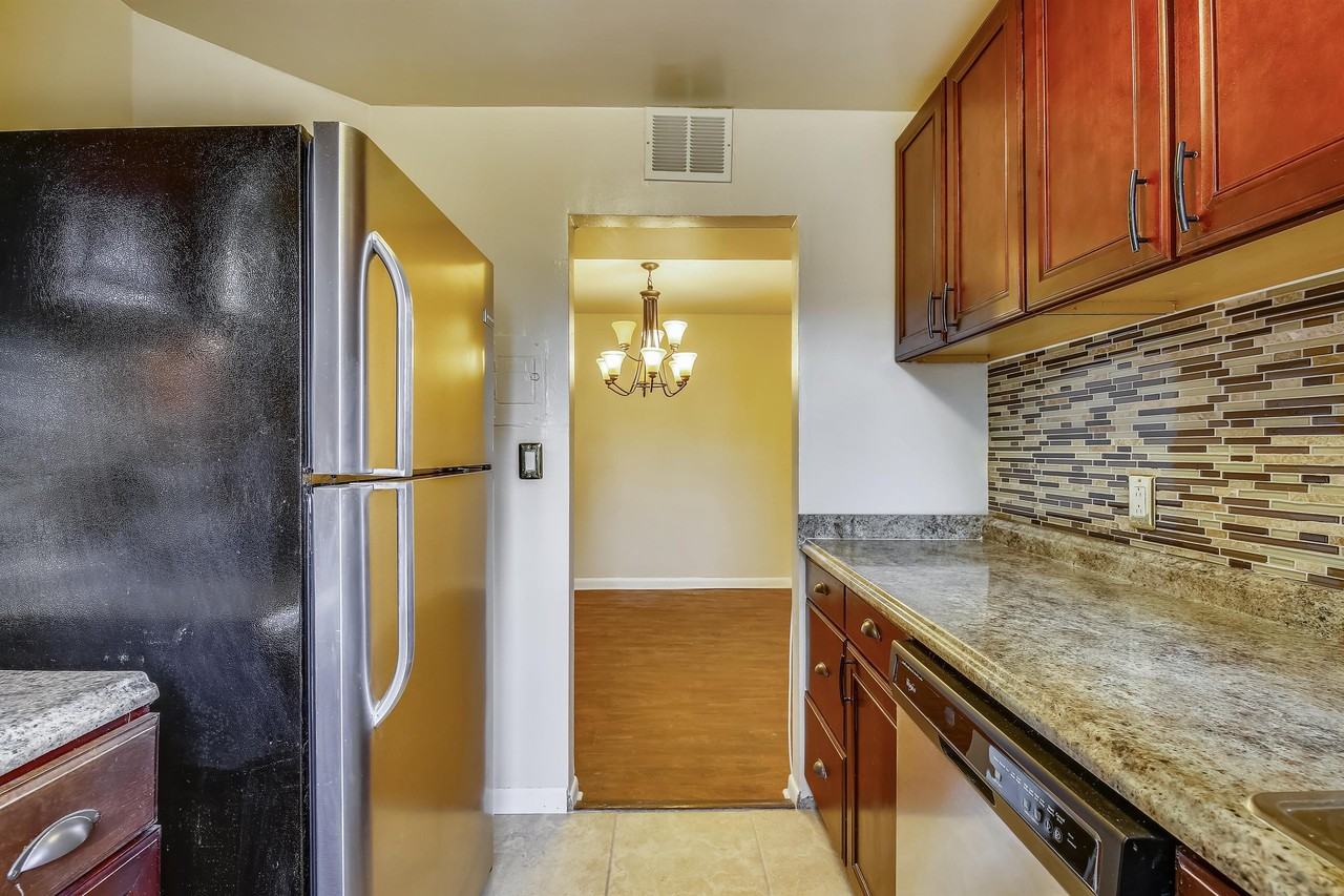 7611 Maple Ave - Photo 5 of 24