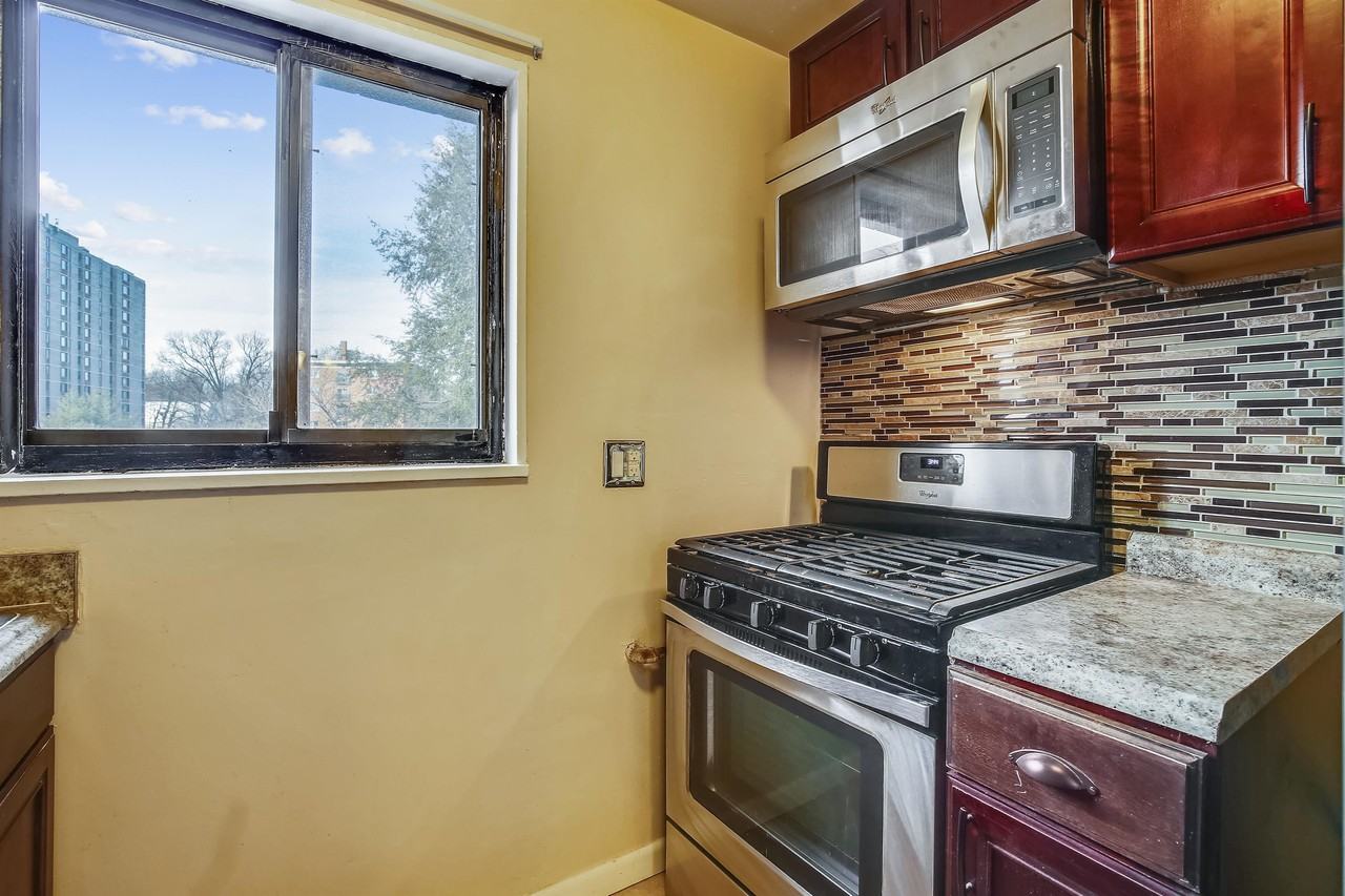 7611 Maple Ave - Photo 6 of 24