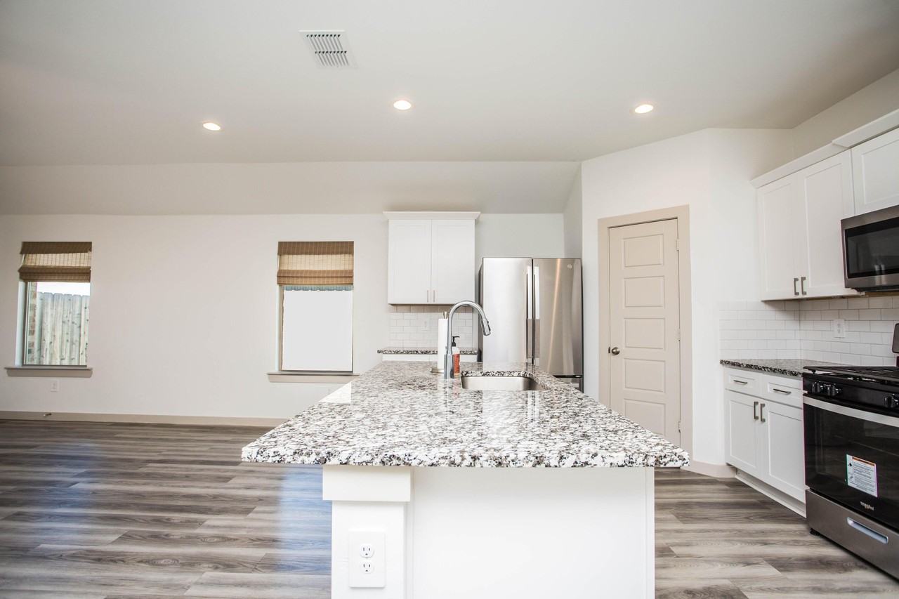 2906 133rd St - Photo 6 of 34