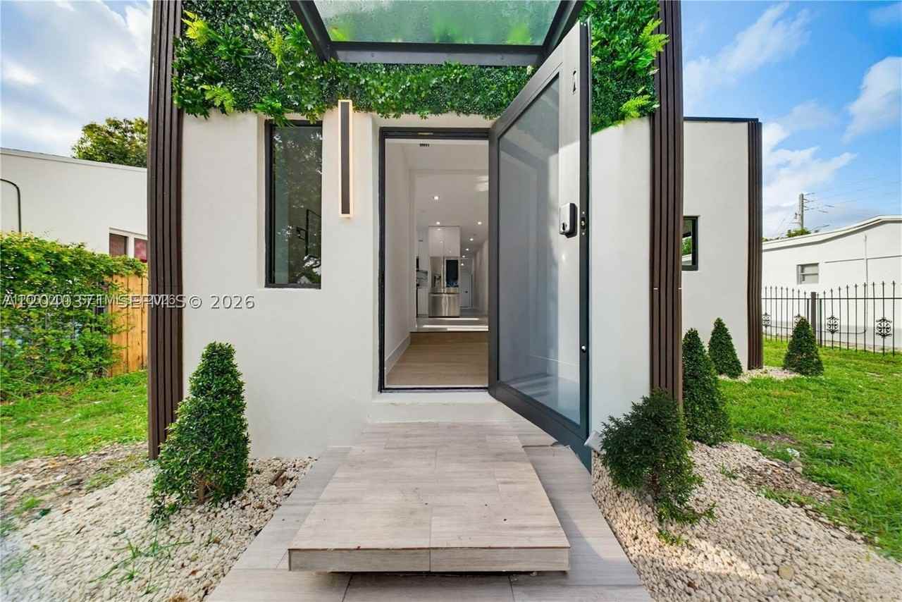 1021 Nw 48th St - Photo 3 of 34