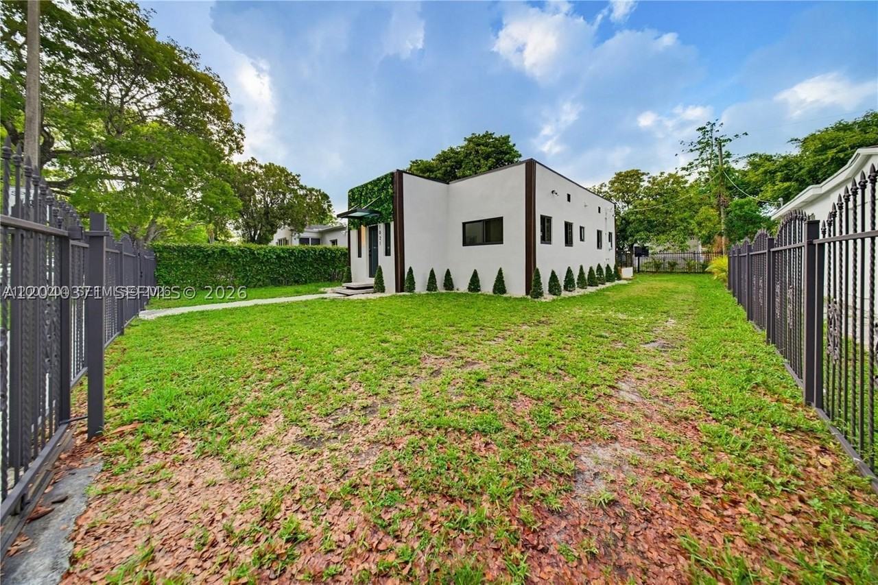 1021 Nw 48th St - Photo 4 of 34