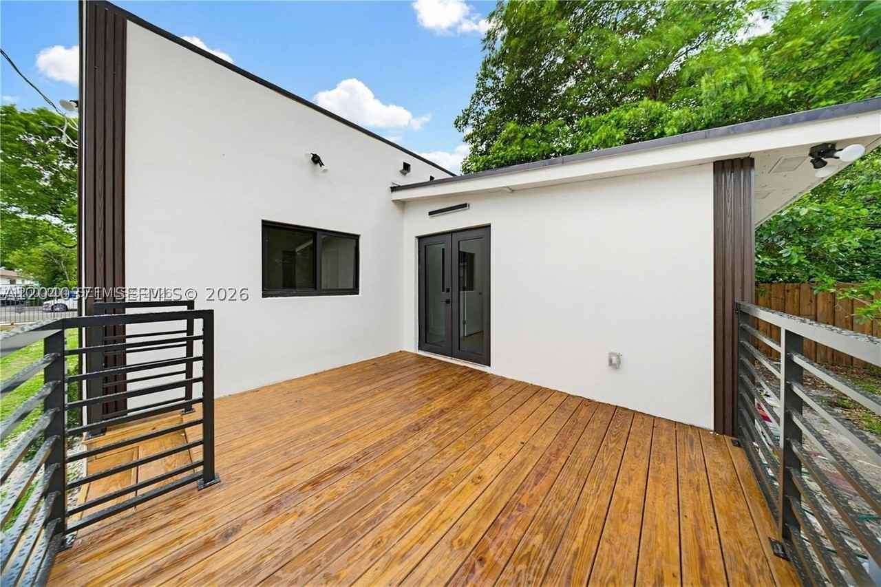 1021 Nw 48th St - Photo 7 of 34