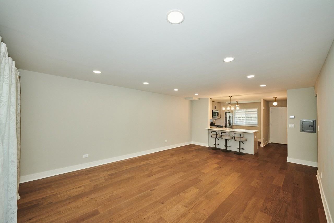 7074 N Ridge Blvd #1E - Photo 6 of 24