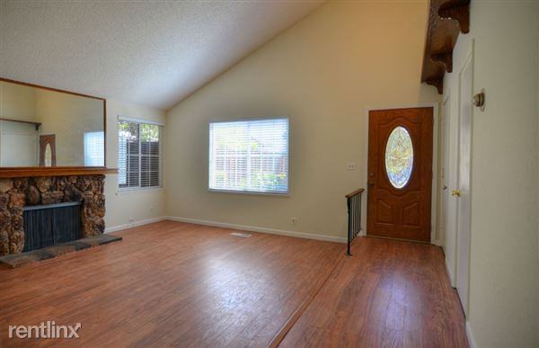 137 Smoke Tree Ct - Photo 2 of 10