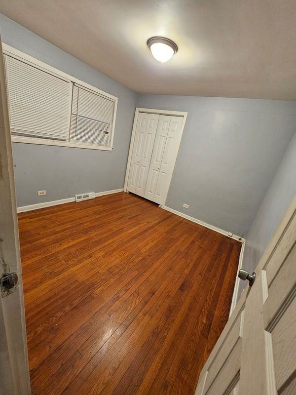 7814 S Essex Ave - Photo 2 of 11