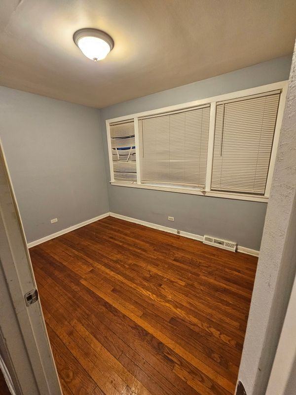 7814 S Essex Ave - Photo 3 of 11
