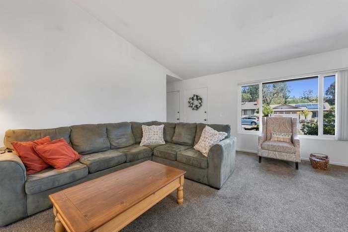 425 Blueridge Pl - Photo 3 of 12