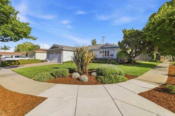 1670 Andalusia Way - Photo 3 of 36