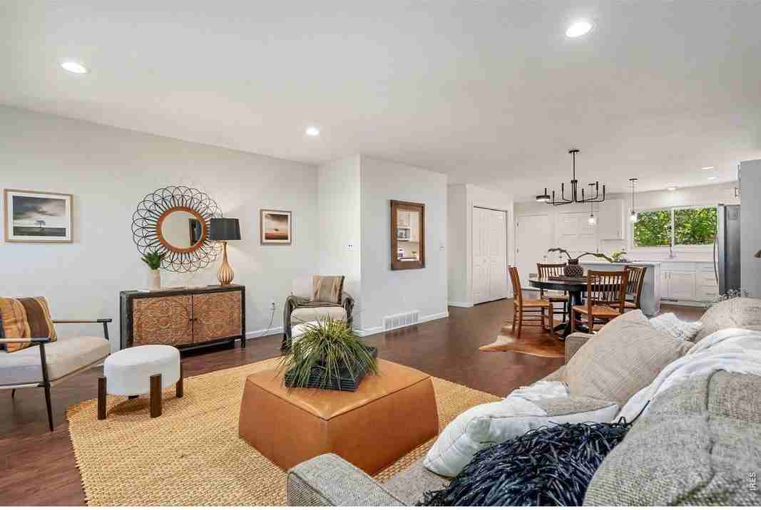 5434 Fossil Ct N - Photo 3 of 24