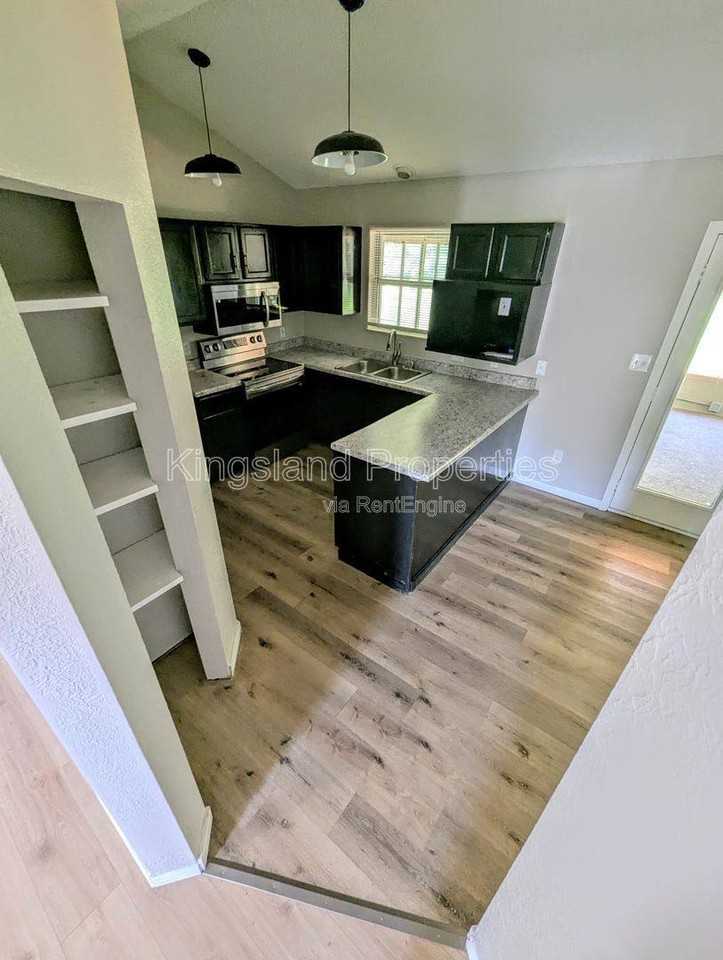 2217 Wendy Way Dr - Photo 3 of 10