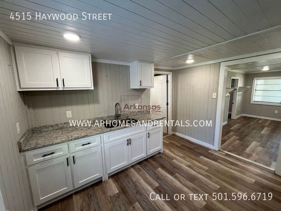 4515 Haywood St - Photo 6 of 11