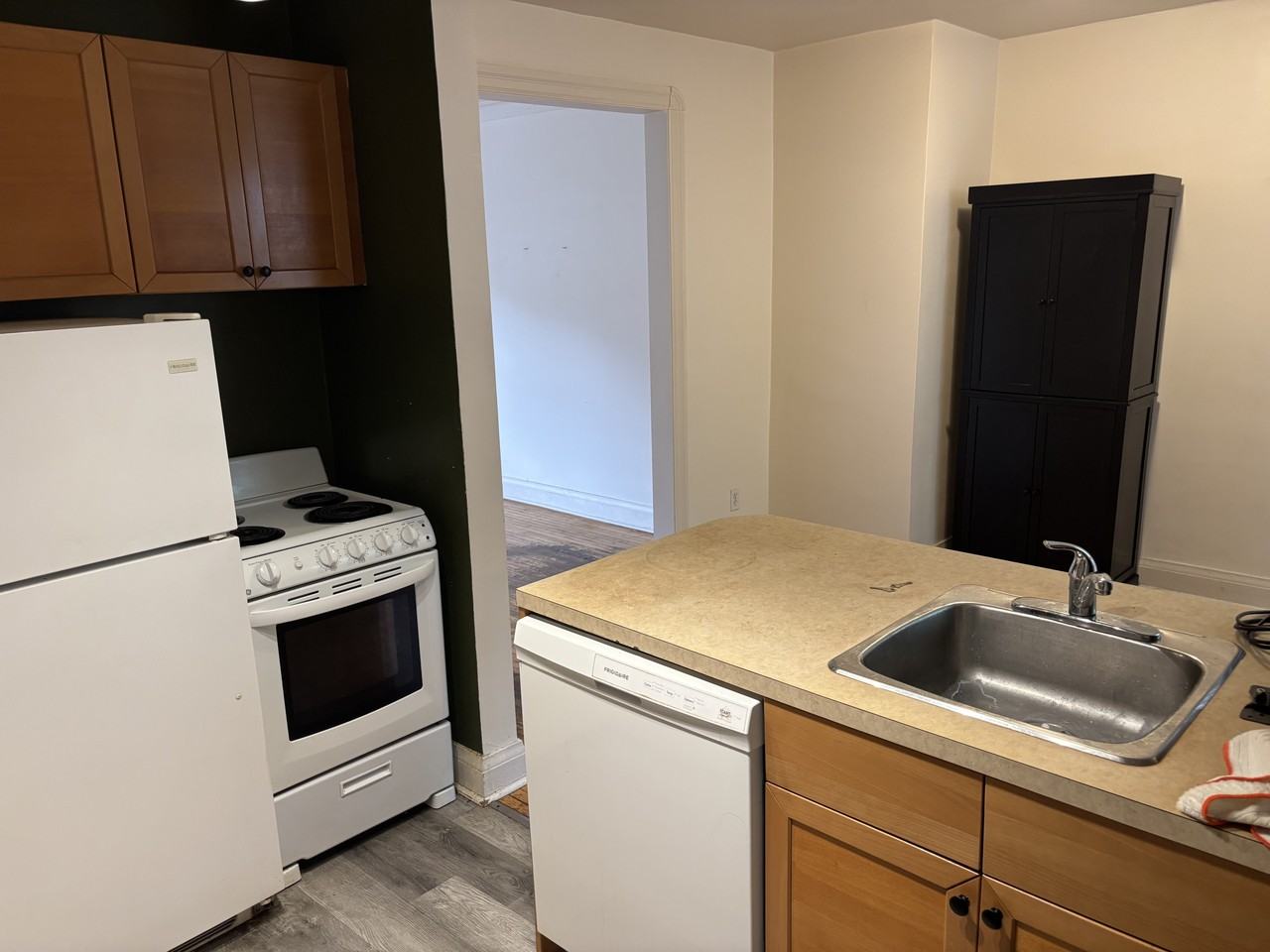 45 Lawrence Ave E - Photo 5 of 14