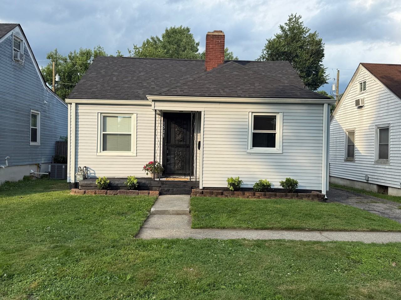 1523 Wurtele Ave - Photo 2 of 24