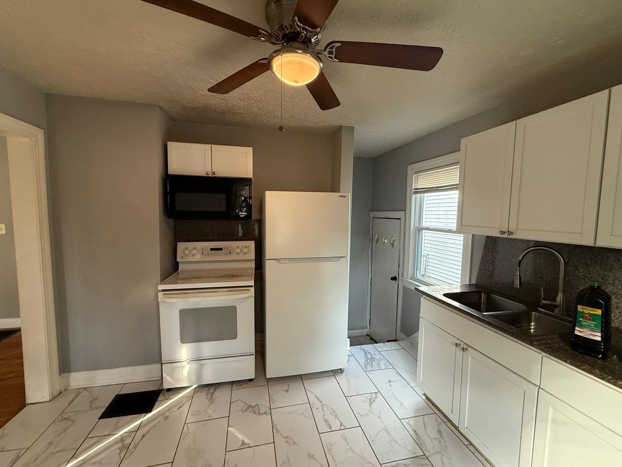 1523 Wurtele Ave - Photo 6 of 24