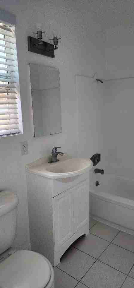 1917 Vanderbilt Ln #5 - Photo 7 of 10