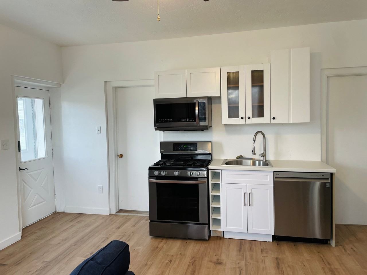311 N Center St - Photo 4 of 17