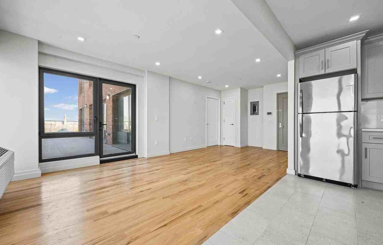 360 4th Ave - Photo 4 of 8