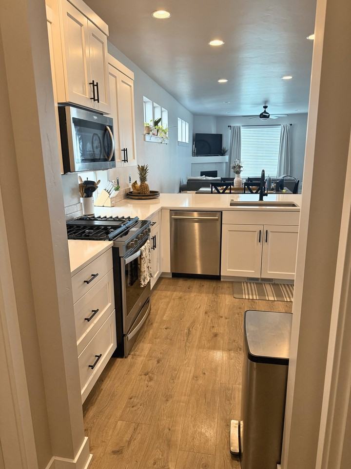 3749, Ne Petrosa Ave - Photo 4 of 38