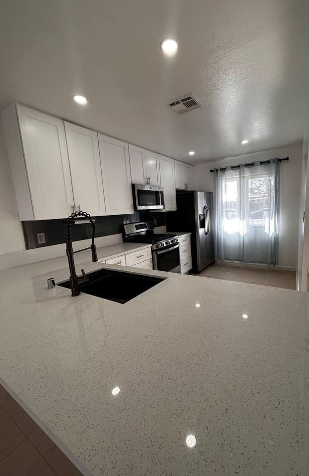 521 E Barrett St - Photo 2 of 12