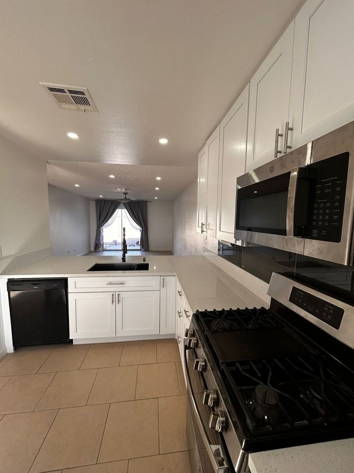 521 E Barrett St - Photo 3 of 12