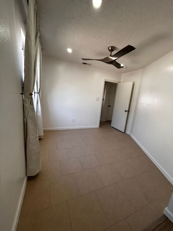 521 E Barrett St - Photo 7 of 12