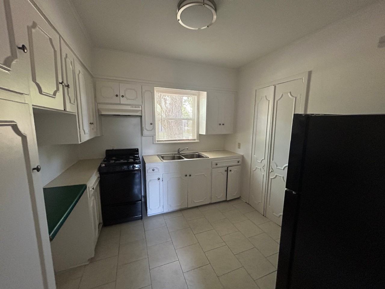 718 S Vine Ave #A - Photo 5 of 10