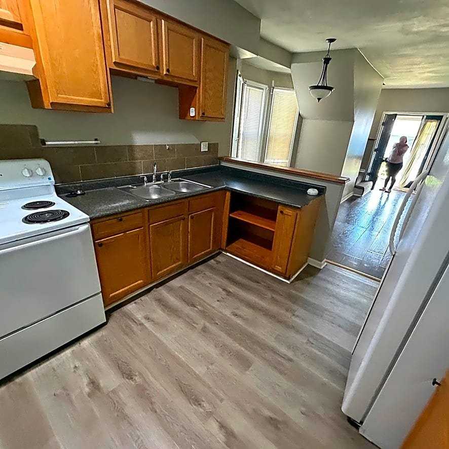 3421 E 24th St - Photo 4 of 10