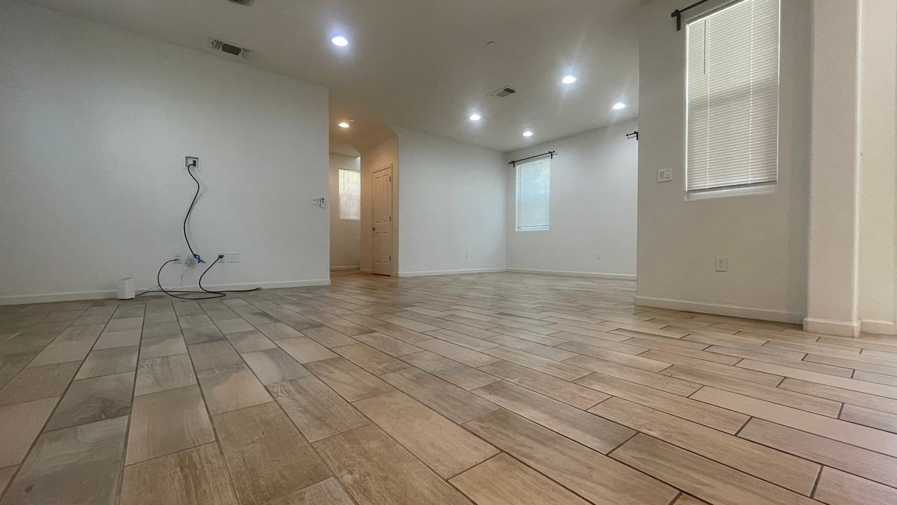 1053 S Burns Pl - Photo 5 of 20
