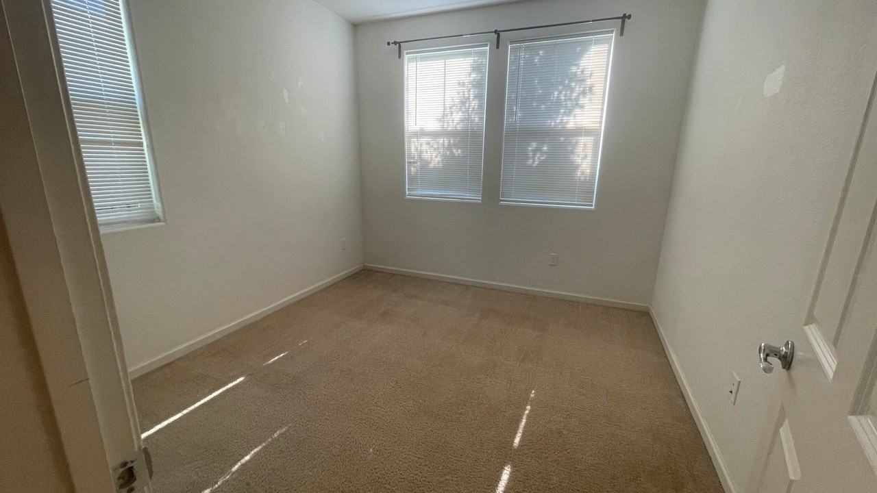 1053 S Burns Pl - Photo 7 of 20