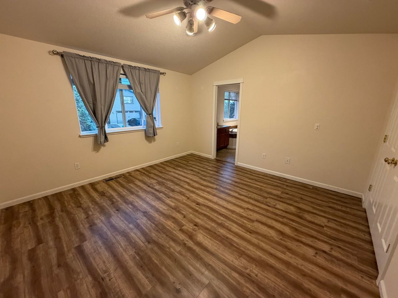 4120 Sw Reindeer Ave - Photo 5 of 11