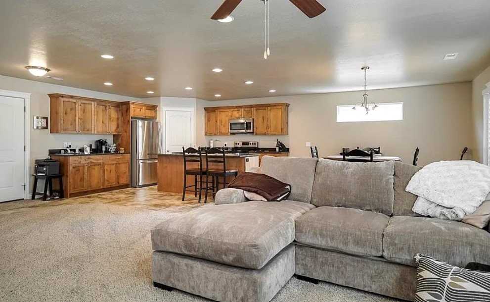 790 E St - Photo 6 of 7