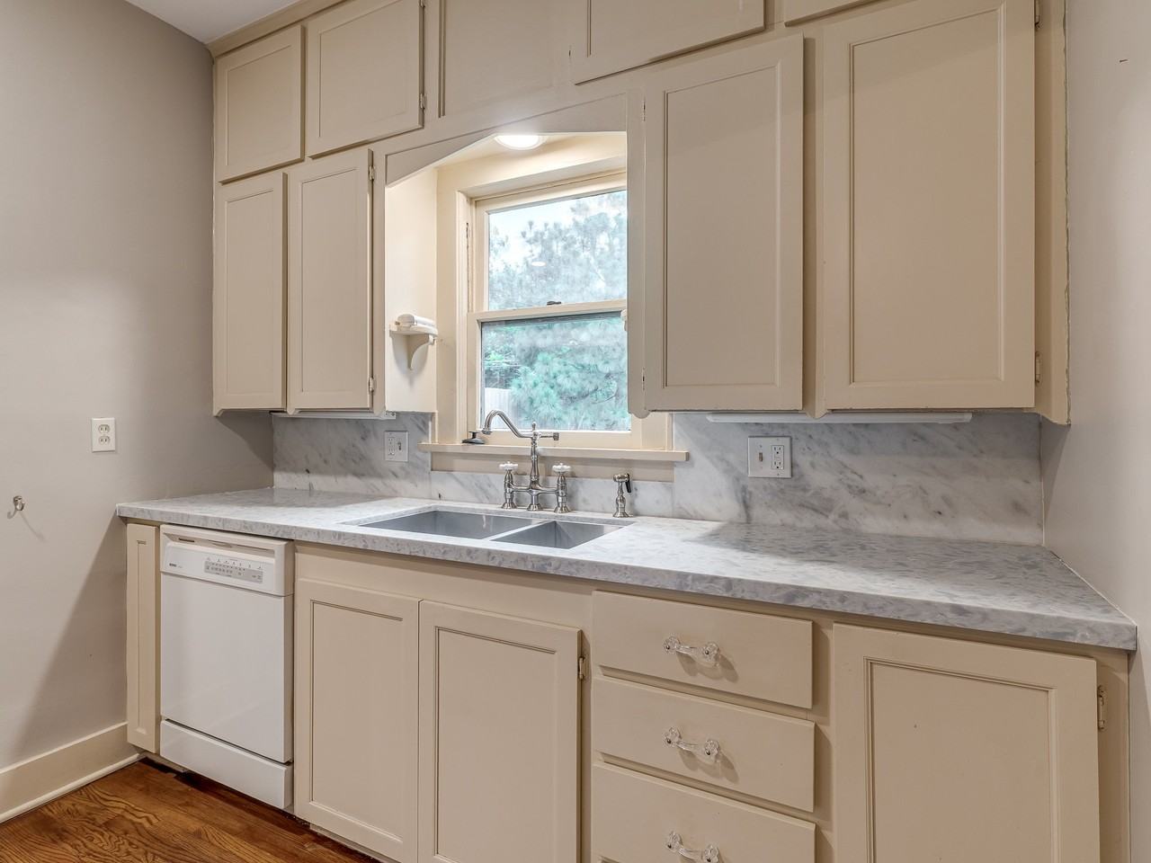 2421 Nw 19th St - Photo 6 of 18