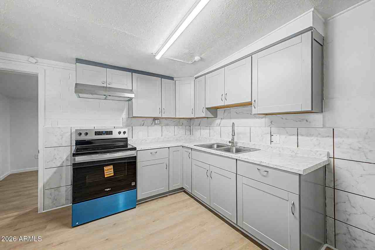 2038 E Lemon St - Photo 7 of 28