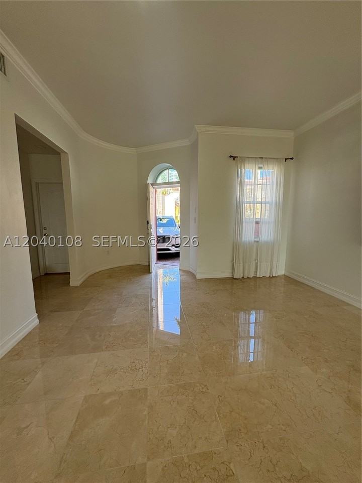 18410 Ne 30th Ave #18410 - Photo 3 of 38
