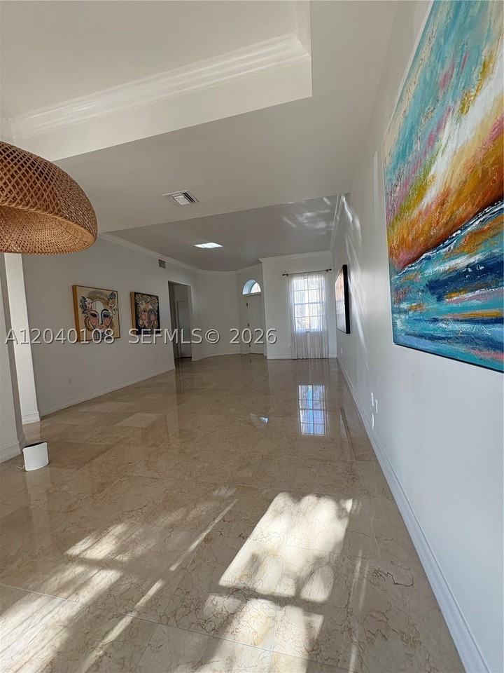 18410 Ne 30th Ave #18410 - Photo 4 of 38