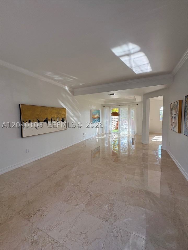 18410 Ne 30th Ave #18410 - Photo 6 of 38