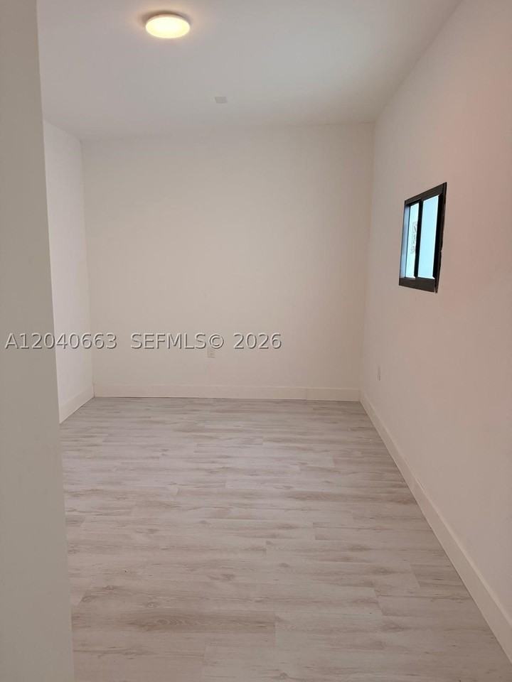 860 Nw 171st St #B - Photo 2 of 5