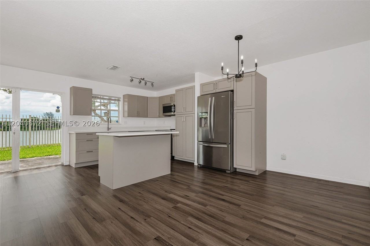 2123 Sw 87th Ter - Photo 6 of 30