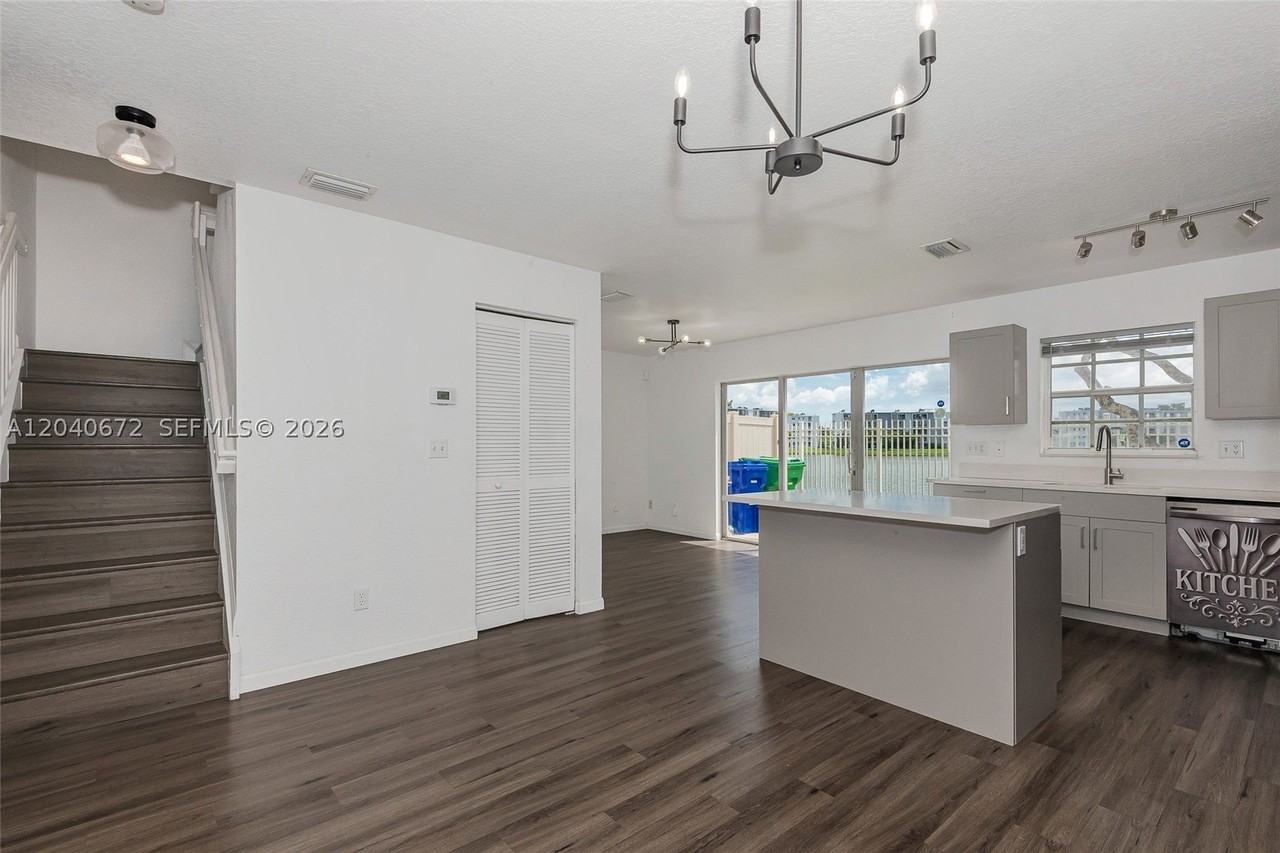 2123 Sw 87th Ter - Photo 7 of 30