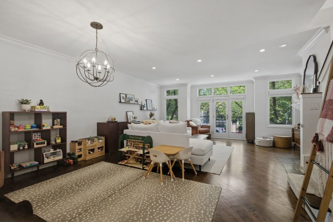 2718 N Southport Ave #A - Photo 2 of 8