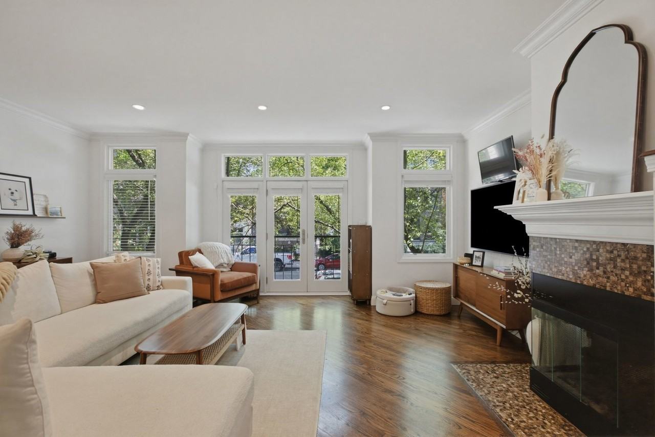 2718 N Southport Ave #A - Photo 3 of 8