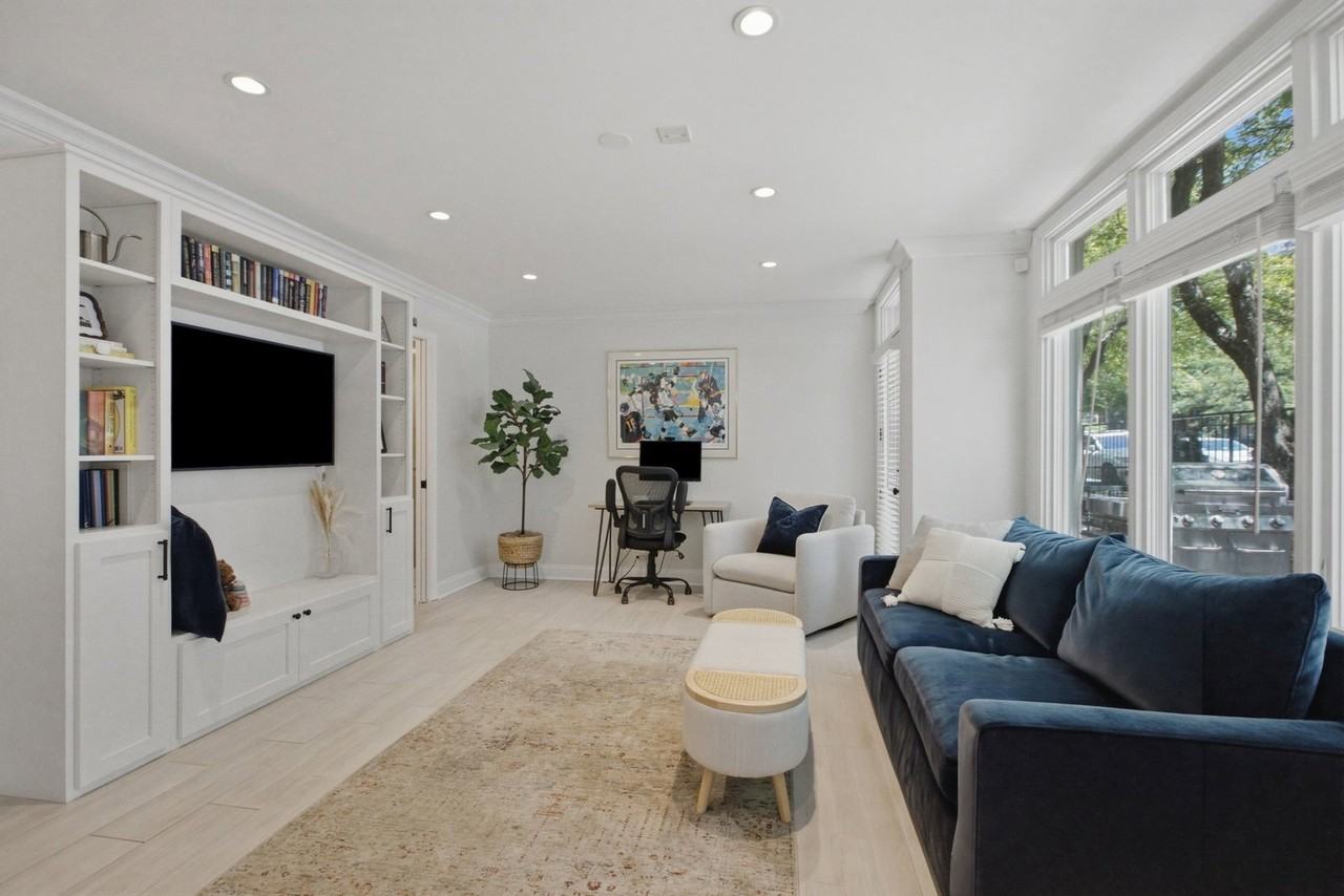 2718 N Southport Ave #A - Photo 7 of 8