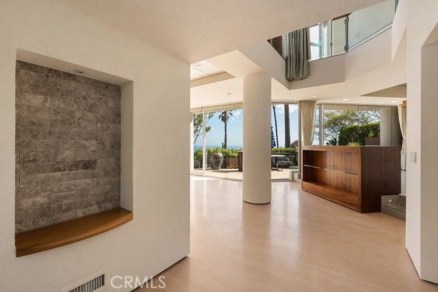 920 Skyline Dr - Photo 3 of 8