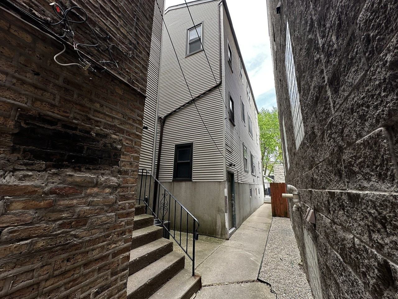 869 N Hermitage Ave #3R - Photo 2 of 15