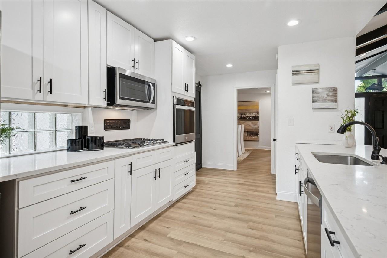 912 Glen Oaks Blvd - Photo 7 of 13