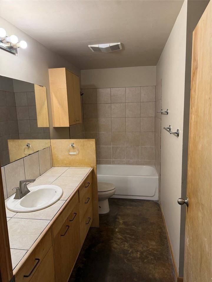 2204 Breezy Dr - Photo 2 of 3