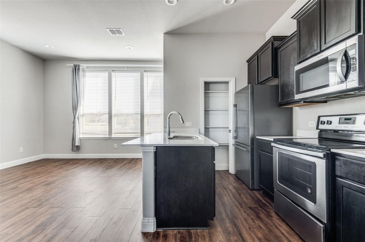 1900 Bel Air Dr - Photo 4 of 12